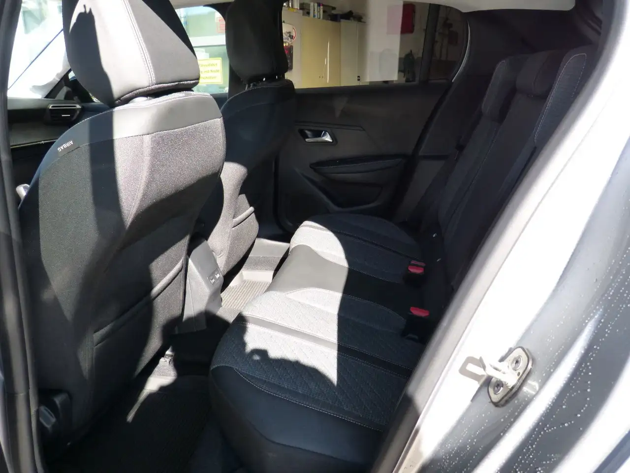 Peugeot 208 KAMERA TOTWINKEL ACC SHZ CARPLAY — Vehicle gallery 13