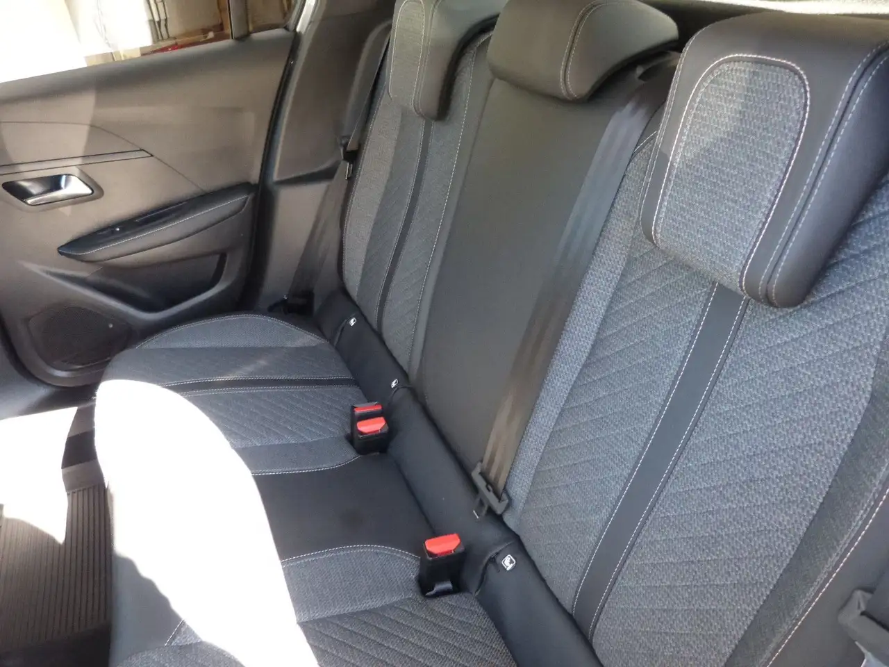 Peugeot 208 KAMERA TOTWINKEL ACC SHZ CARPLAY — Vehicle gallery 14