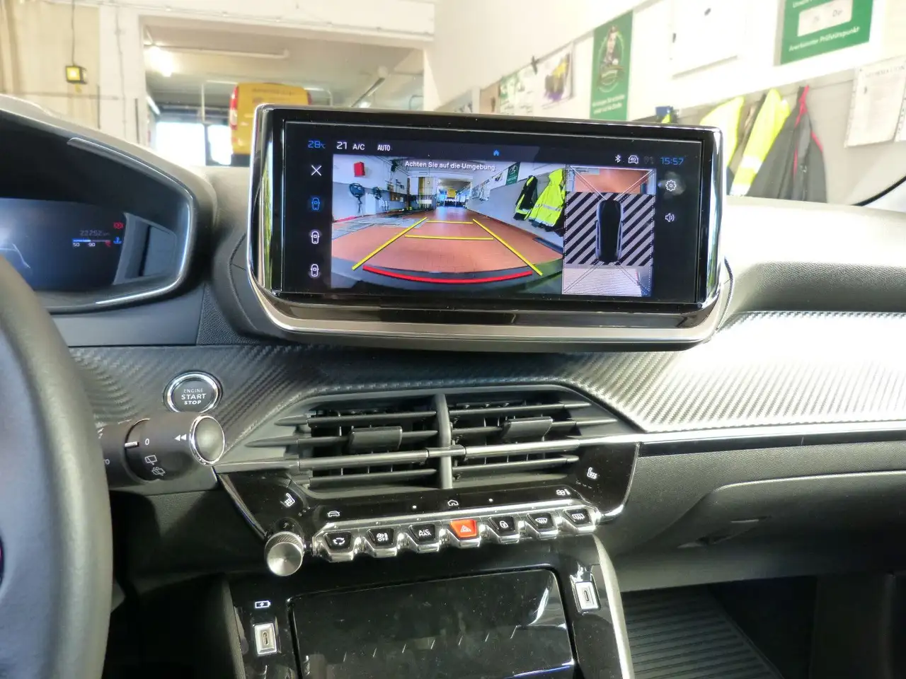 Peugeot 208 KAMERA TOTWINKEL ACC SHZ CARPLAY — Vehicle gallery 28
