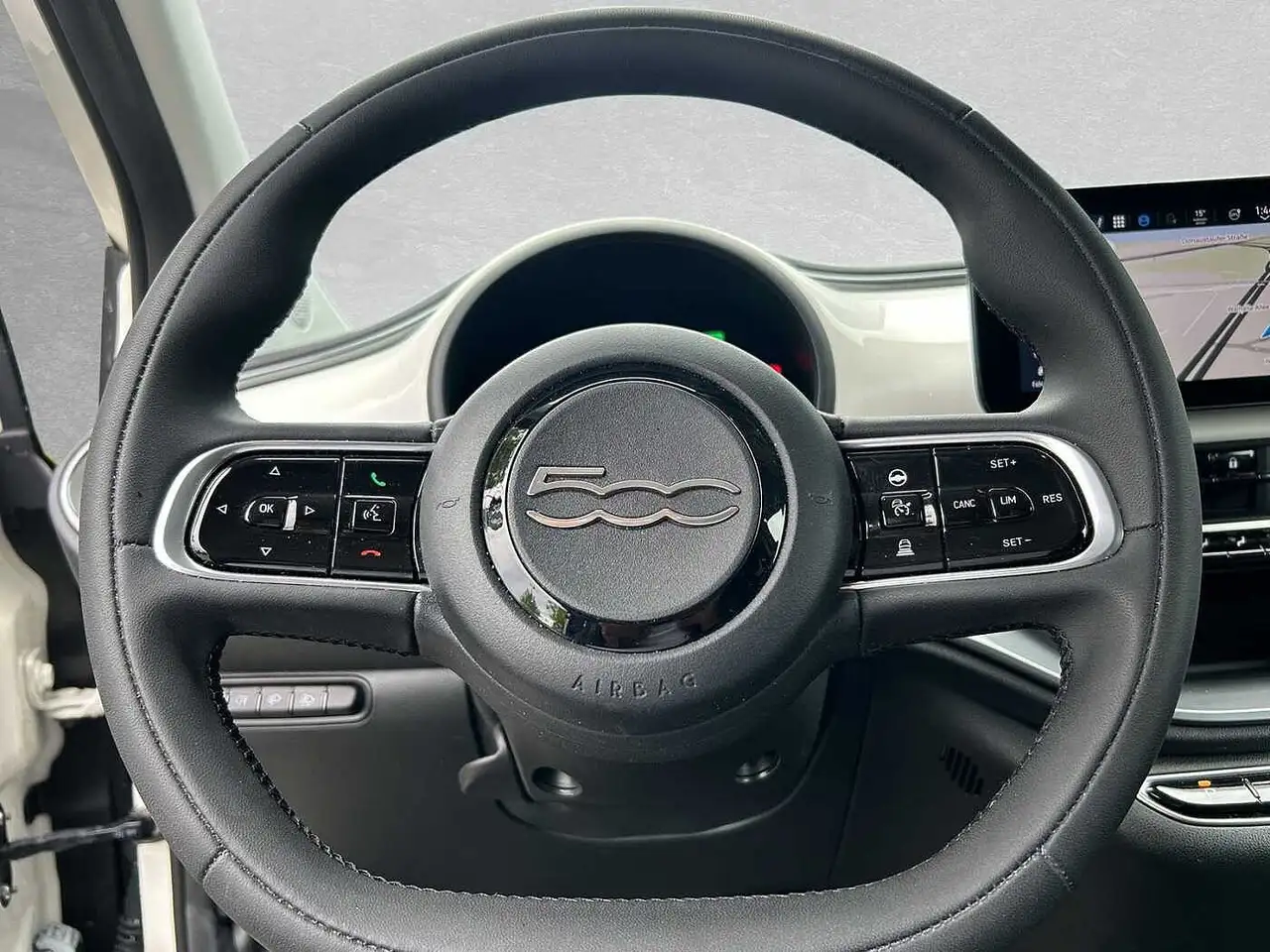 Fiat 500e 3+1 42 kWh *Komfort Paket* — معرض صور السيارة 11