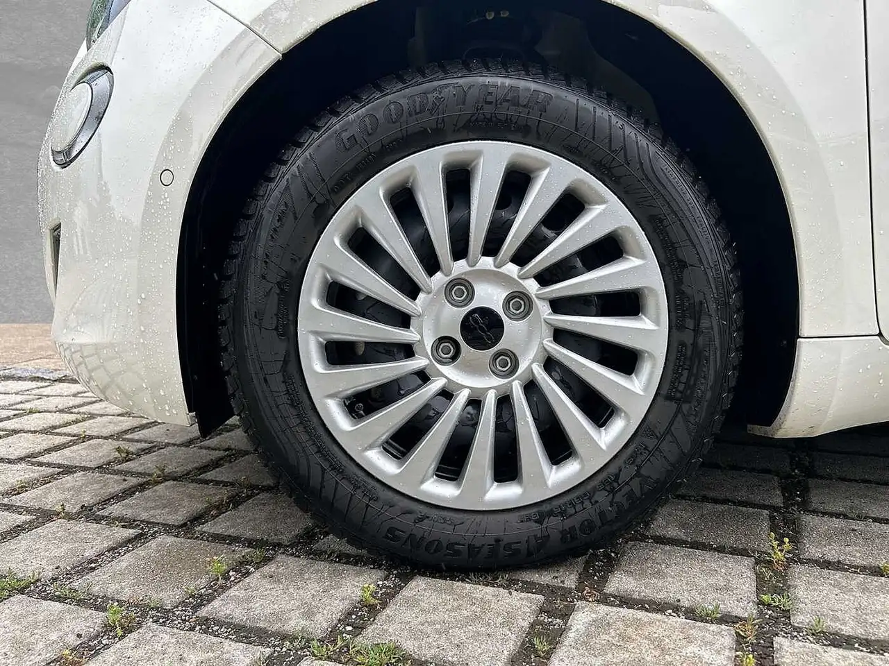 Fiat 500e 3+1 42 kWh *Komfort Paket* — معرض صور السيارة 9