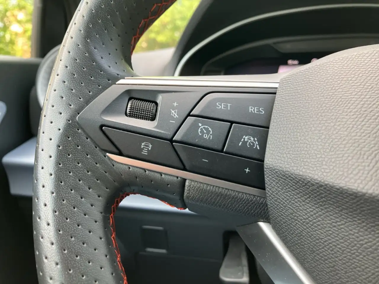 SEAT Arona 1.0 TSI FR KAMERA+ACC+NAVI+SHZ+LED+DAB+PDC — معرض صور السيارة 22
