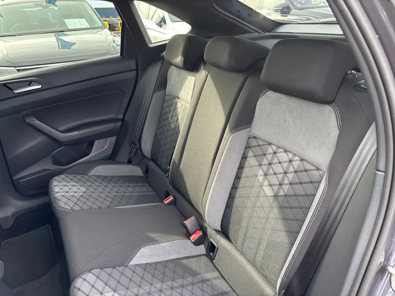 Volkswagen Taigo 1,5 TSI R-Line DSG AHK Navi LED Kamera — معرض صور السيارة 14