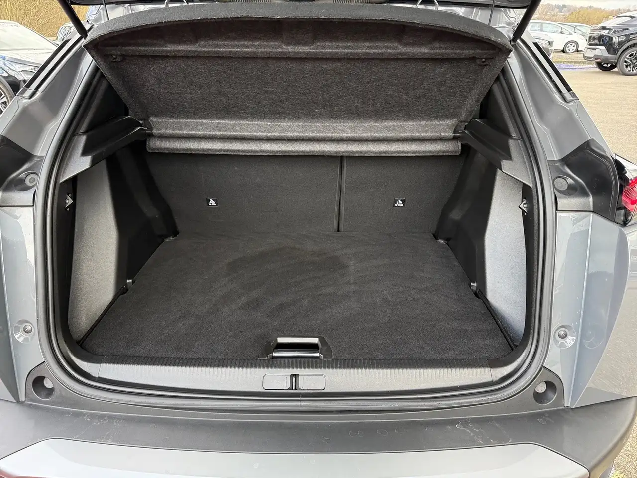 Peugeot 2008 1.2 PureTech 130 Allure LED PDC KlimaA AUT — معرض صور السيارة 12