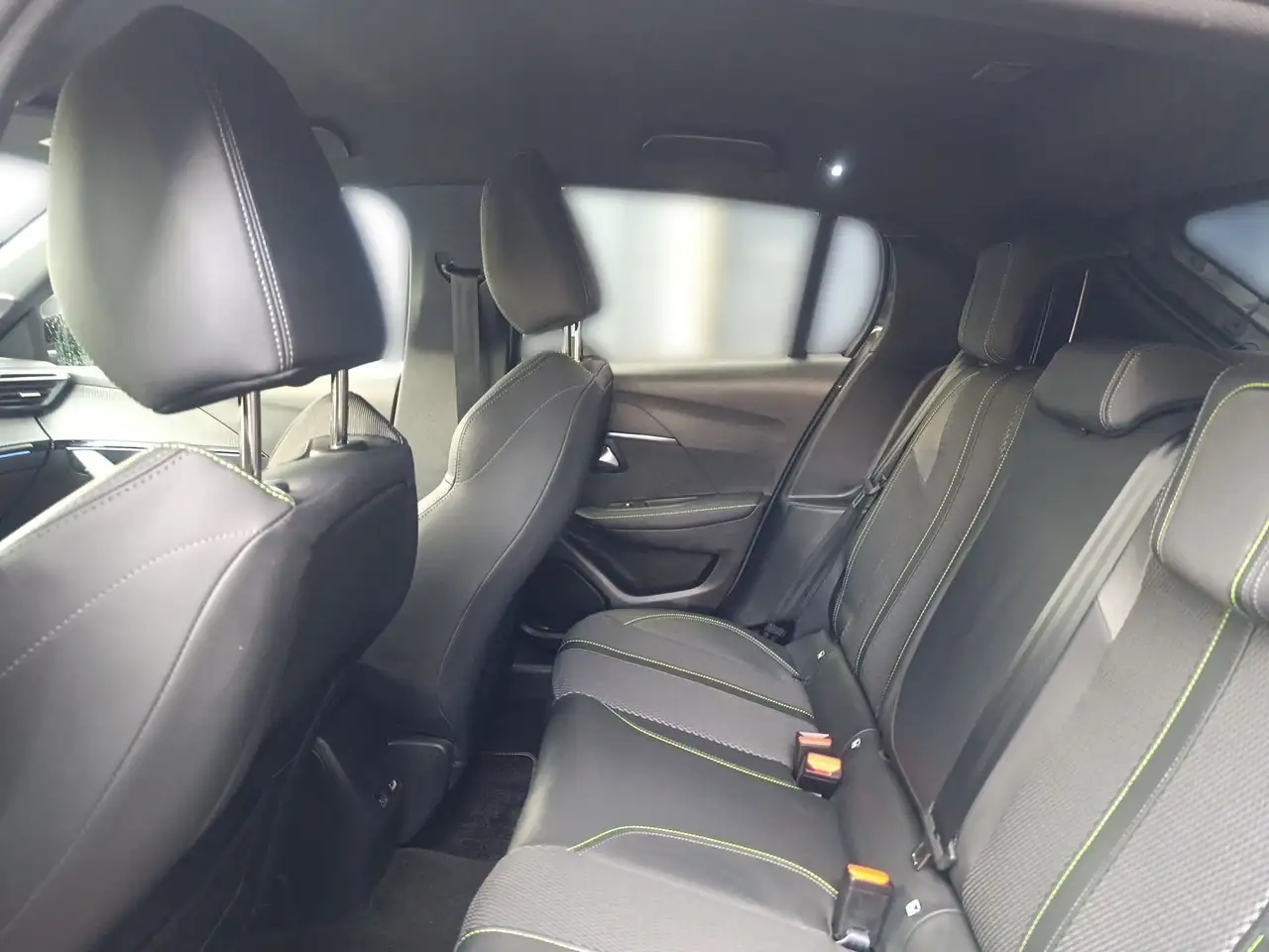 Peugeot 208 Hybrid 100 e-DSC6 GT LED PDC Kamera LM — معرض صور السيارة 8