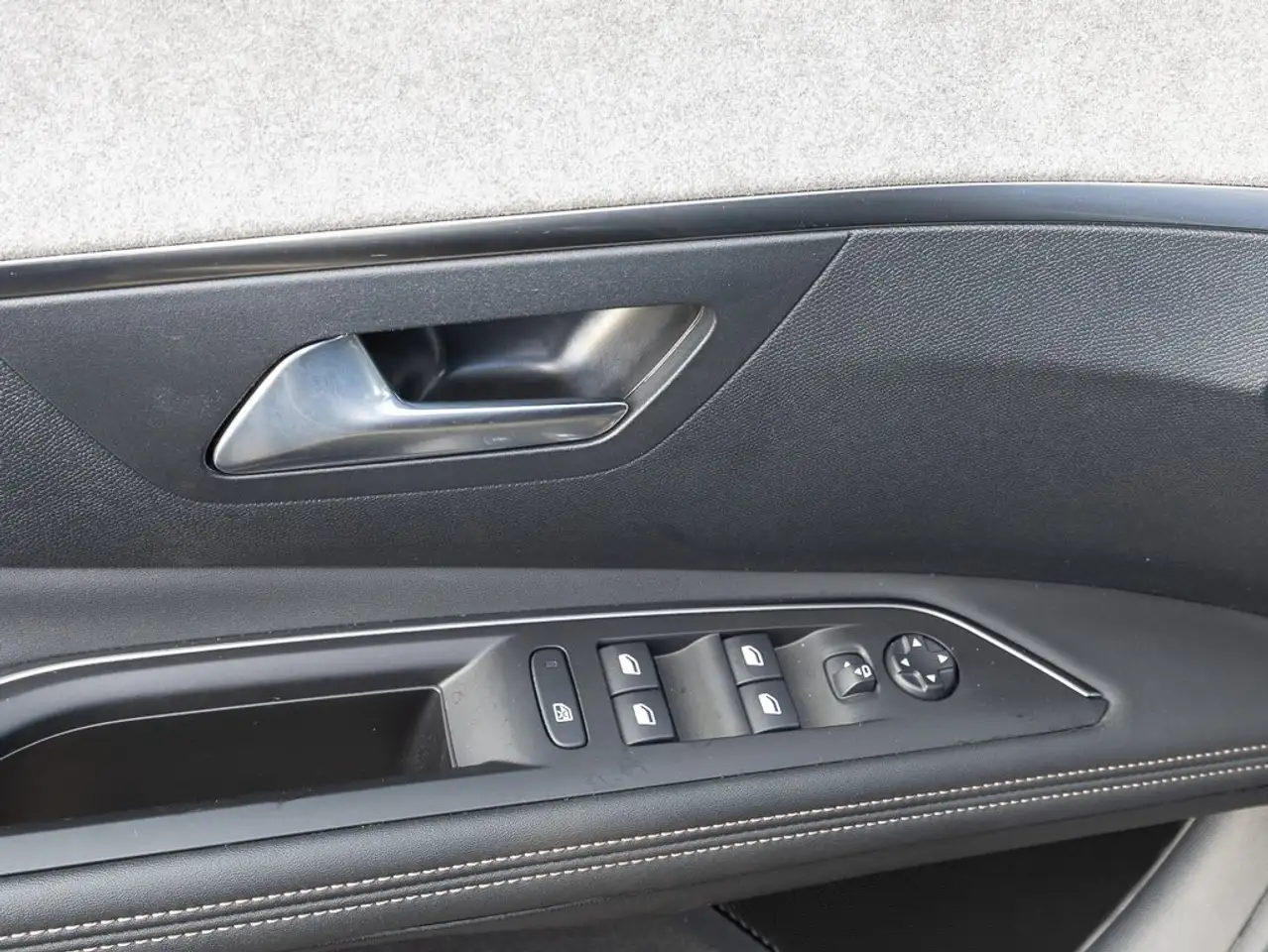 Peugeot 3008 1.2 PureTech 130 GT +RFK+SHZ+PANO+elHKKL+ — Vehicle gallery 5