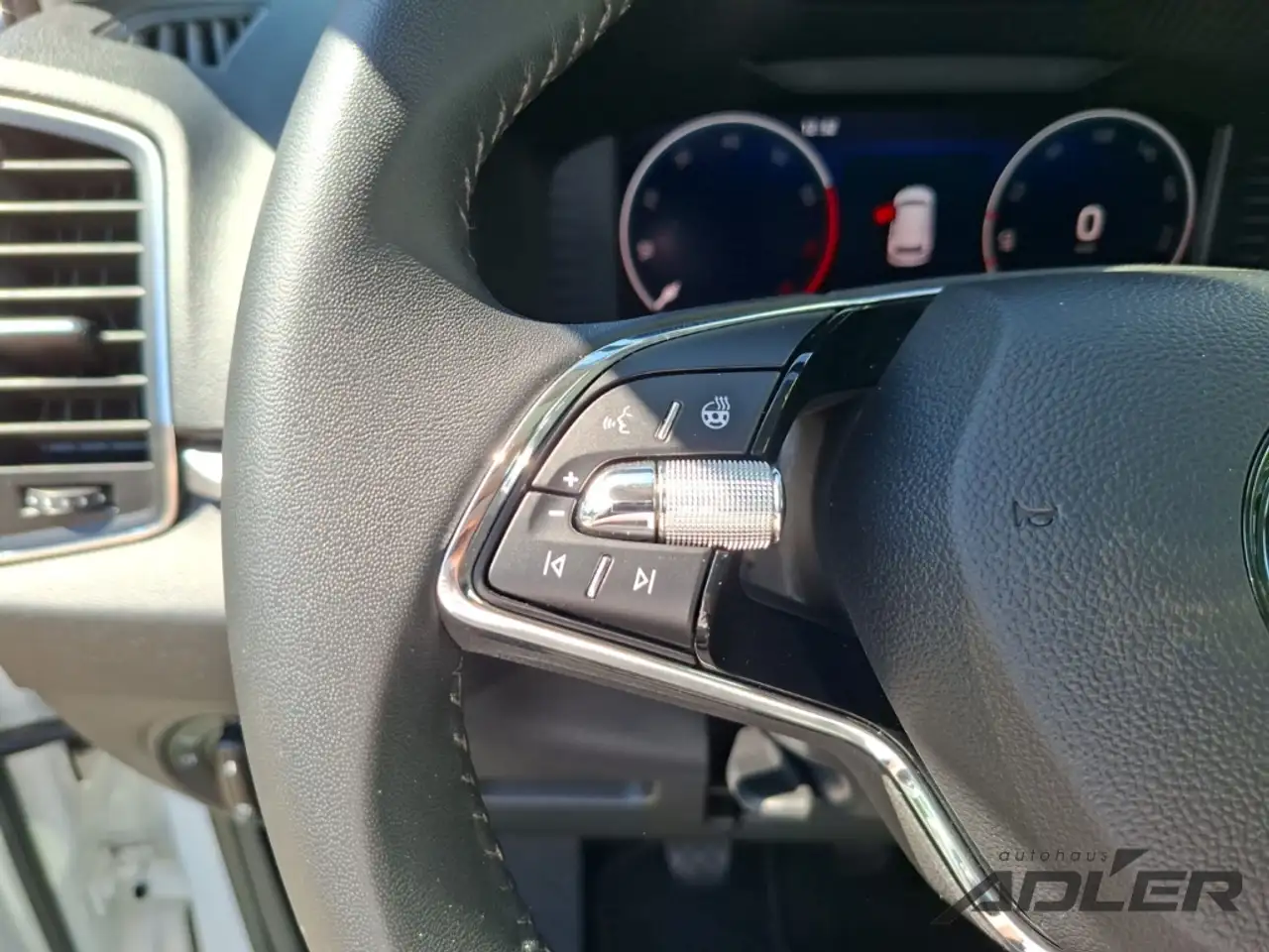 Skoda Karoq Tour 1.5 TSI ACT AHZV Schiebedach Navi — Vehicle gallery 16
