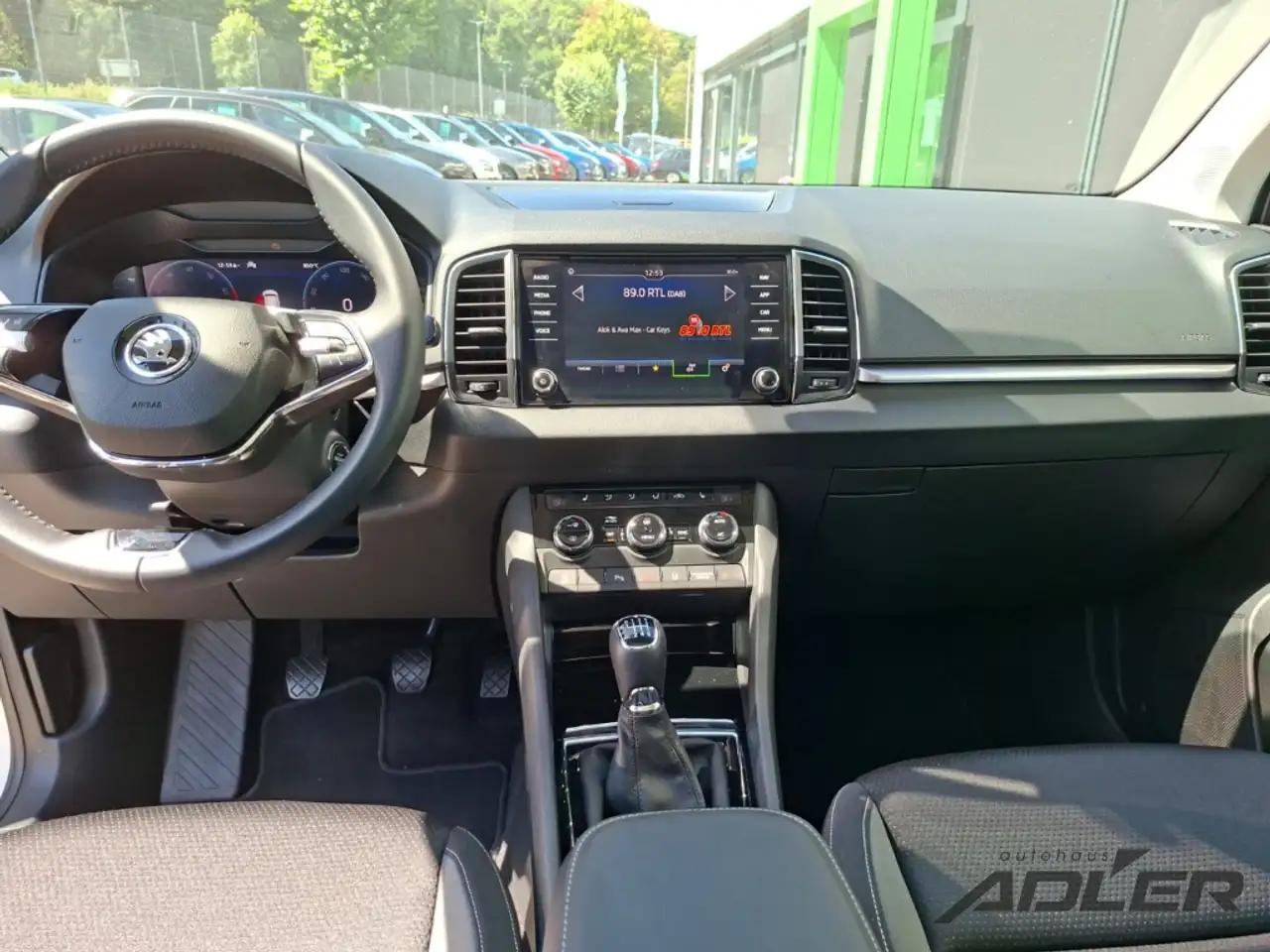 Skoda Karoq Tour 1.5 TSI ACT AHZV Schiebedach Navi — Vehicle gallery 18