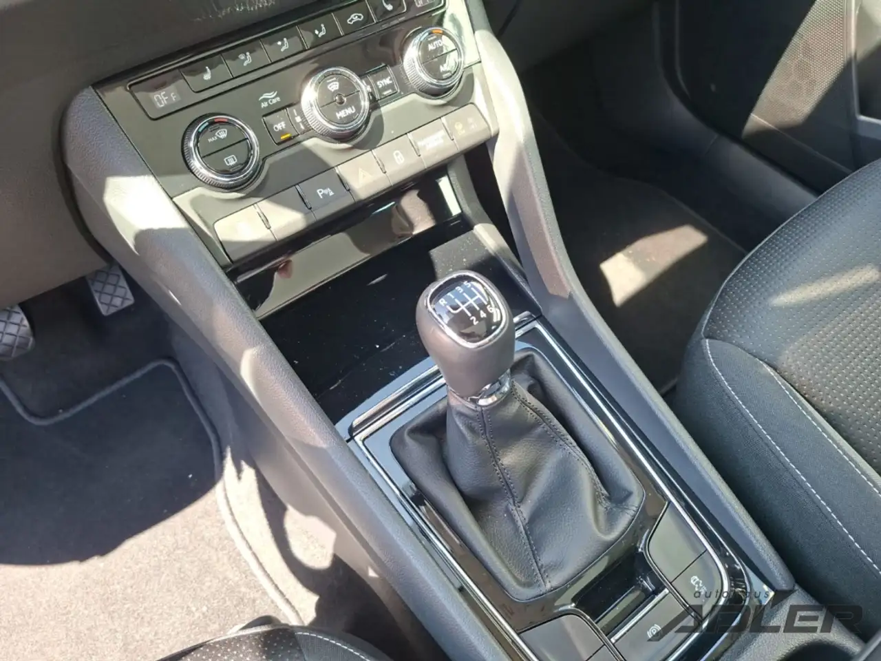 Skoda Karoq Tour 1.5 TSI ACT AHZV Schiebedach Navi — Vehicle gallery 21
