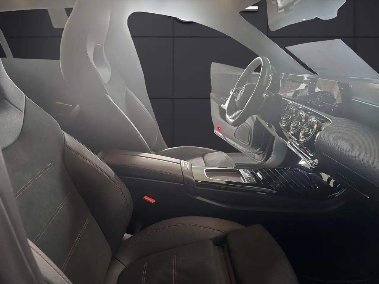 Mercedes-Benz CLA 200 AMG Distronic — Vehicle gallery 14