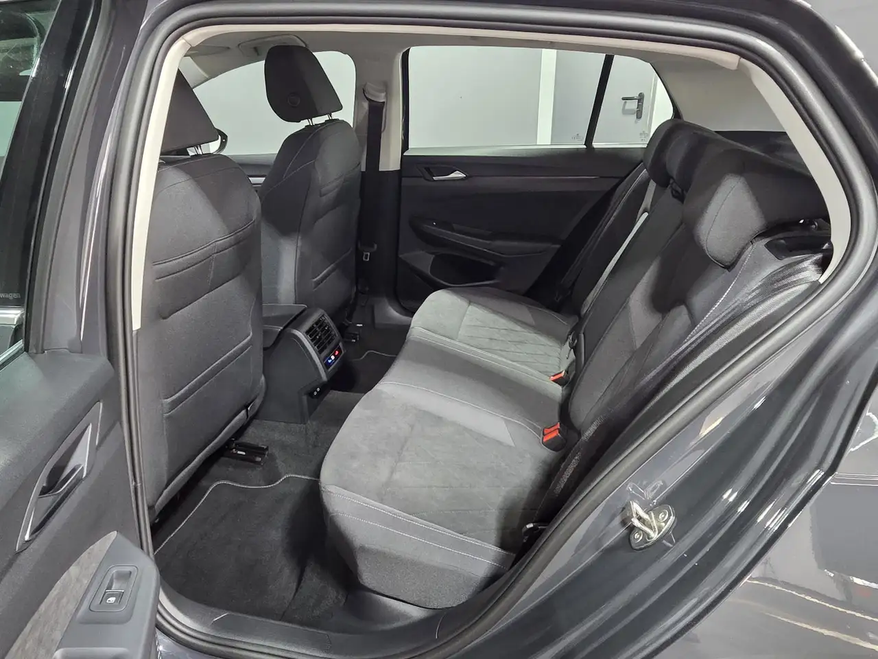 Volkswagen Golf 8 1.5 eTSI DSG*LED*VIRTUAL*ACC*PDC*SITZHZG — Vehicle gallery 9