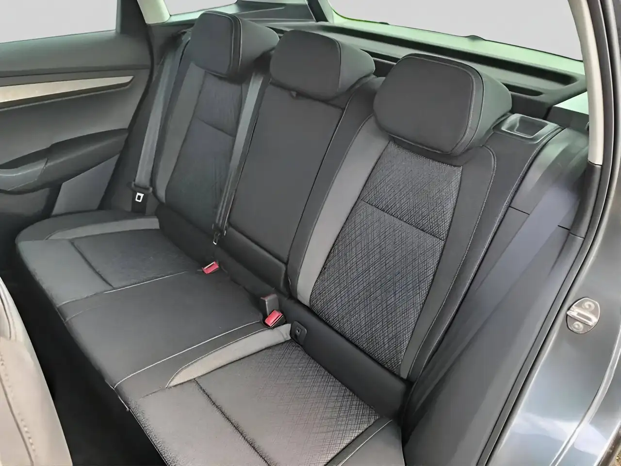 Skoda Karoq Style Plus 1.5TSI 150PS Navi ACC LED PDC Kamera 17" Alufelgen Fahrprofil Tempomat Sitzheizung Kessy Wireless Charging — Galerie du véhicule 11