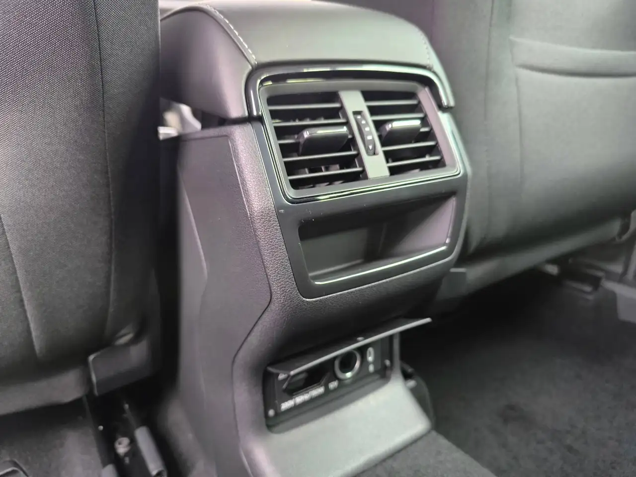 Skoda Karoq Style Plus 1.5TSI 150PS Navi ACC LED PDC Kamera 17" Alufelgen Fahrprofil Tempomat Sitzheizung Kessy Wireless Charging — Galerie du véhicule 12
