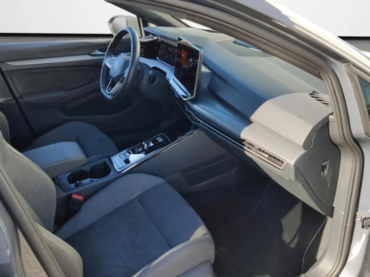 Volkswagen Golf VIII 1.5+EDITION 50+HU+PANO+DCC+ — معرض صور السيارة 17