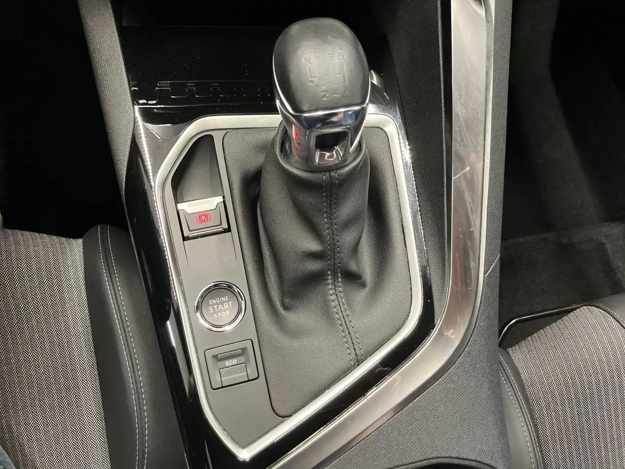 Peugeot 3008 1.2 PureTech 130 Allure Pack ACC*Klima*Navi — Galería del vehículo 13