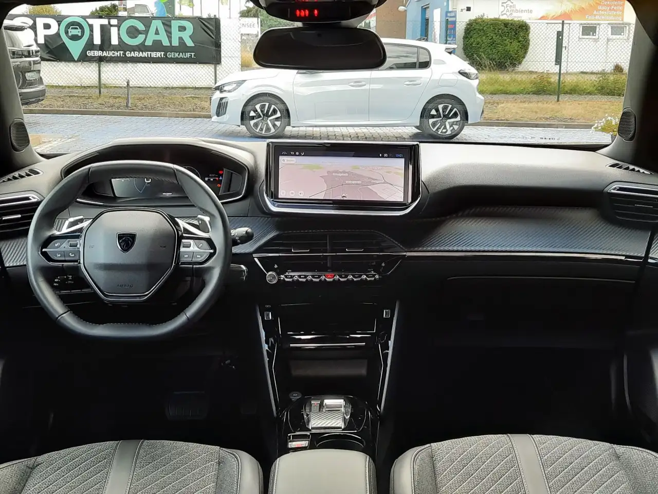 Peugeot 2008 Allure EAT8 SH NAVI ACC 360° KAM GJR — Galerie du véhicule 9
