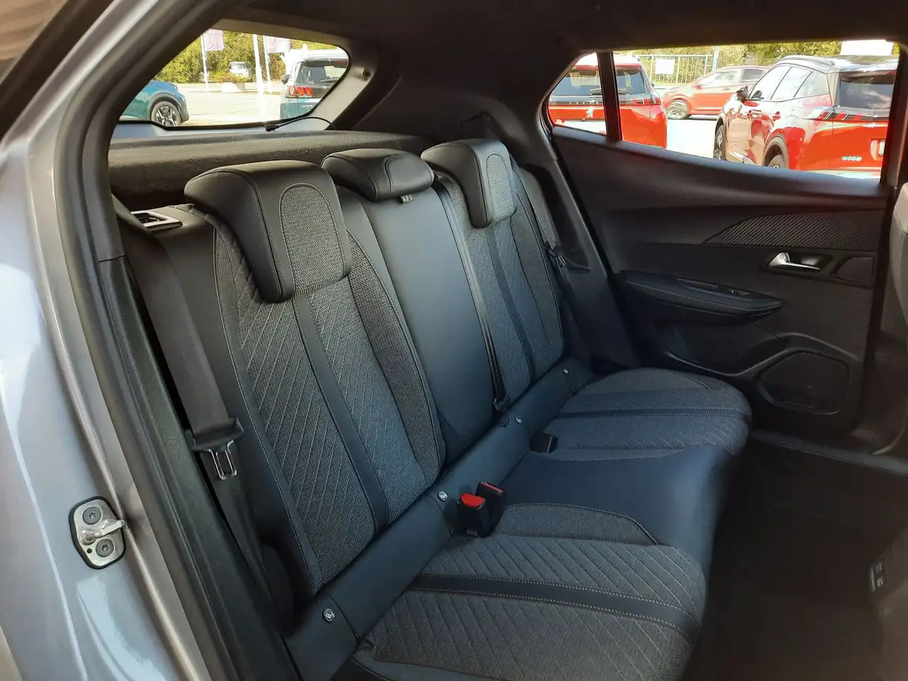 Peugeot 2008 Allure EAT8 SH NAVI ACC 360° KAM GJR — Galerie du véhicule 13