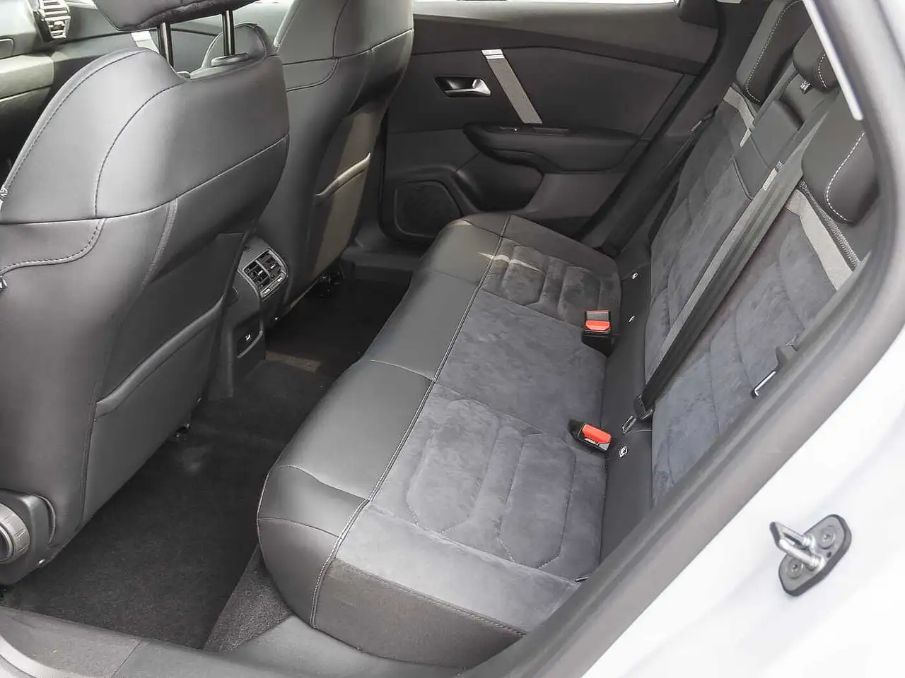Citroen C4 PureTech 130 EAT8 MAX Techno-Paket — Galerie du véhicule 13