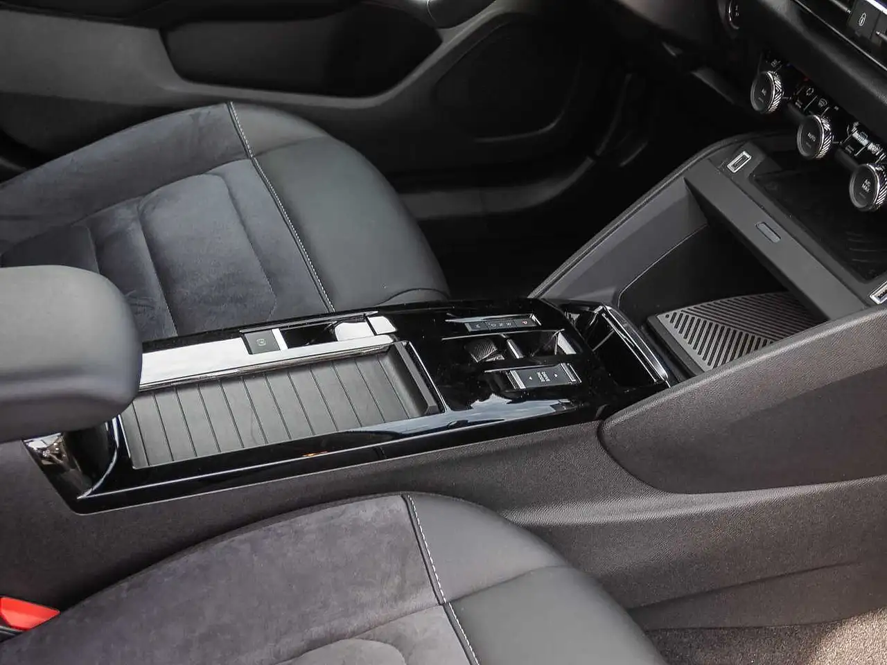 Citroen C4 PureTech 130 EAT8 MAX Techno-Paket — Galerie du véhicule 19