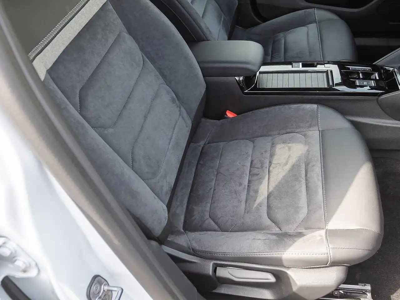 Citroen C4 PureTech 130 EAT8 MAX Techno-Paket — Galerie du véhicule 17