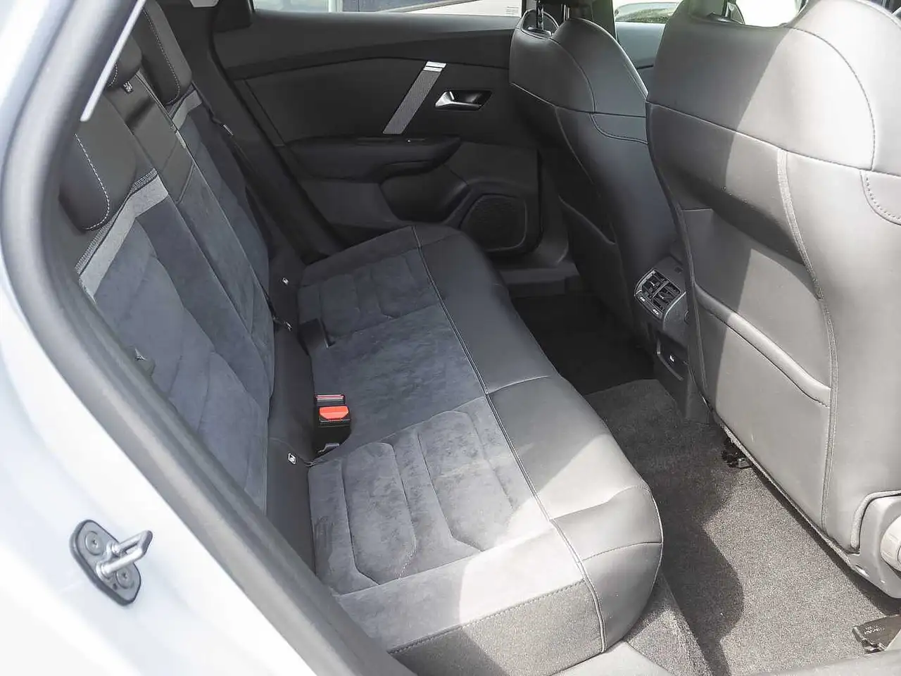 Citroen C4 PureTech 130 EAT8 MAX Techno-Paket — Galerie du véhicule 16
