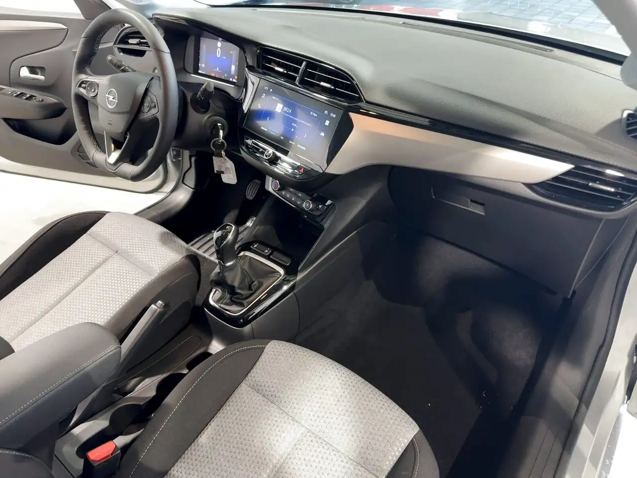 Opel Corsa F Lenk-/Sitzheizung+16'' Alu+Parkpilot v+h — Galería del vehículo 9