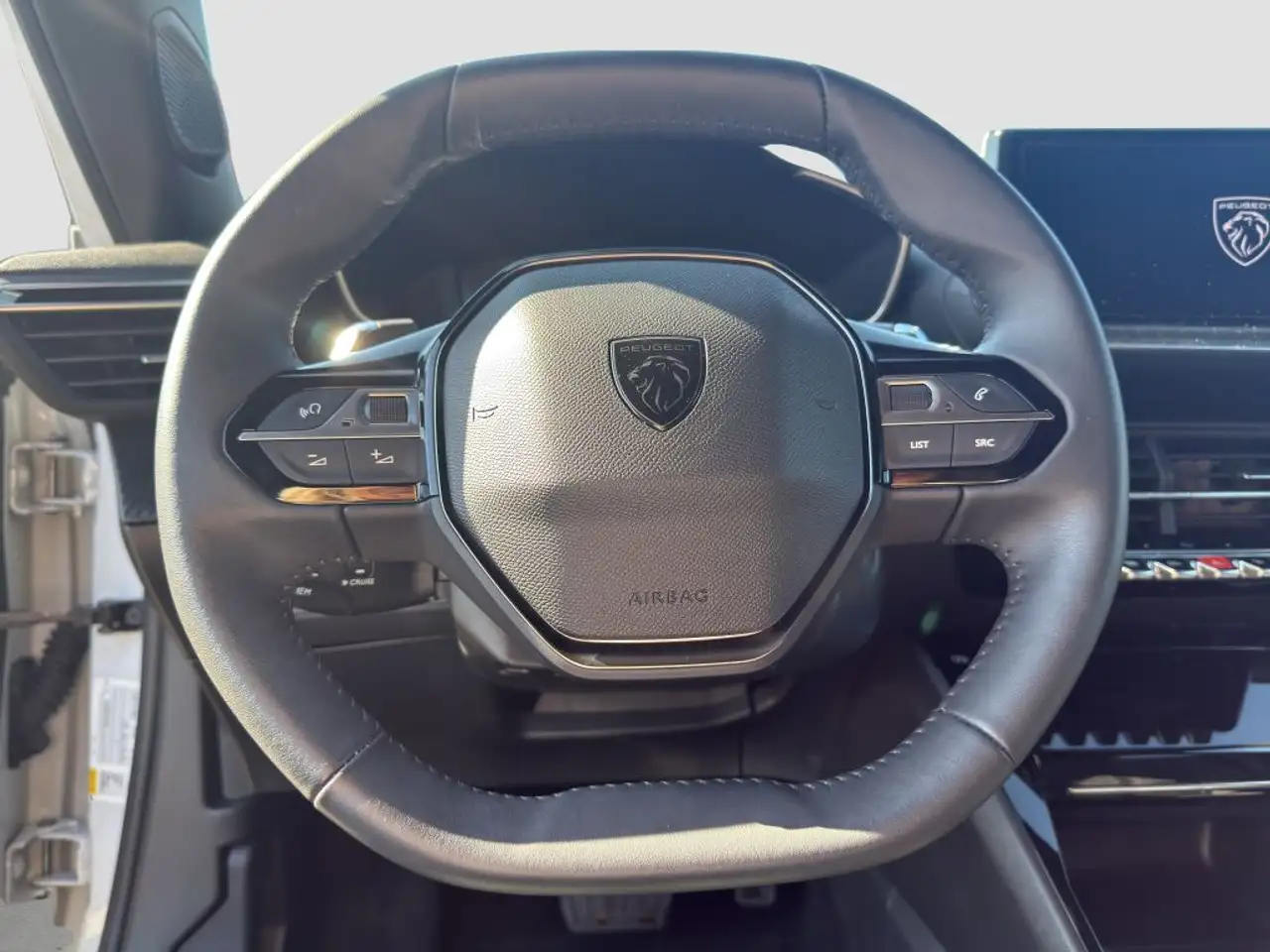 Peugeot 2008 PureTech 130 EAT8 Allure — Vehicle gallery 11