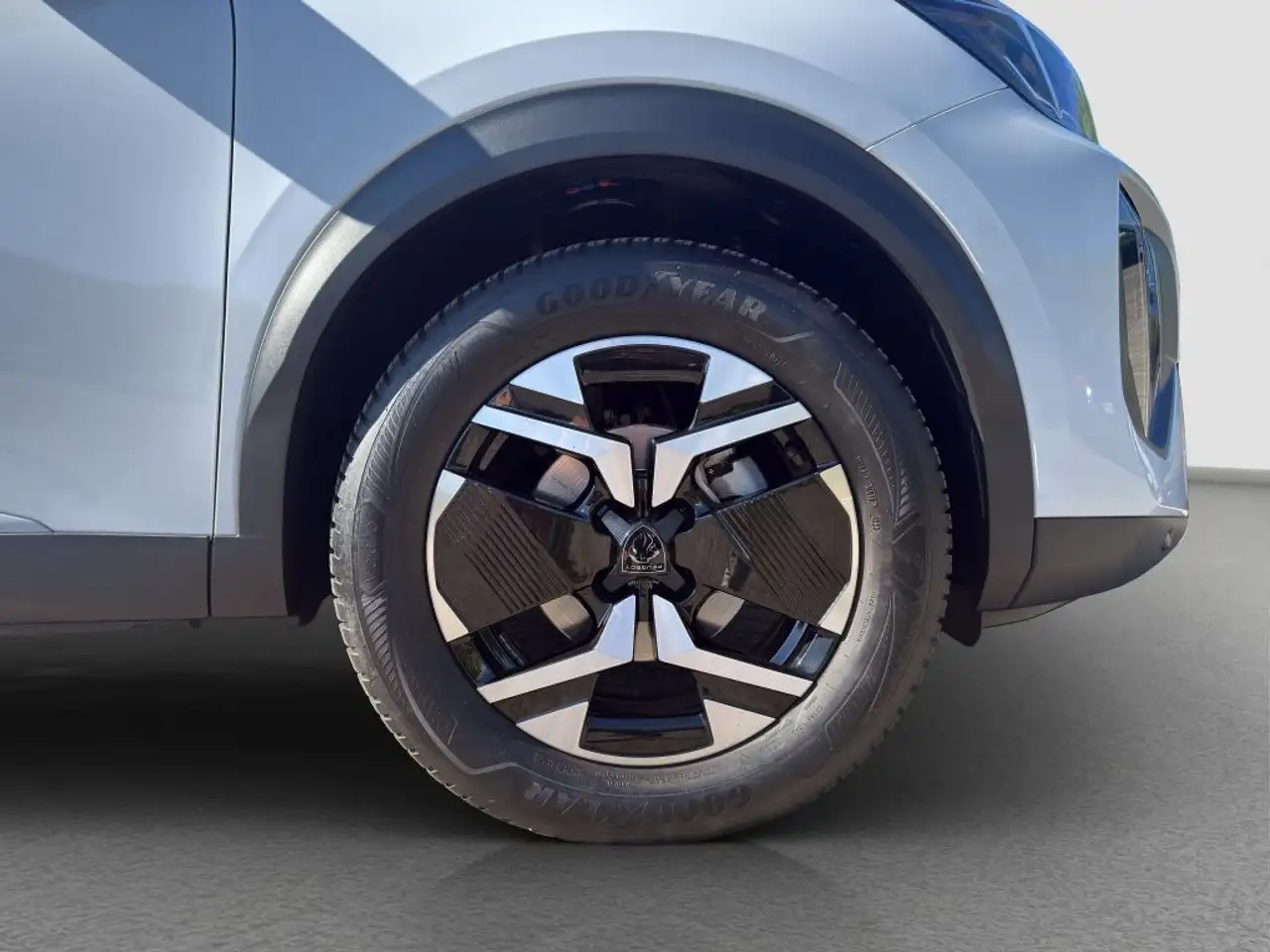 Peugeot 2008 PureTech 130 EAT8 Allure — Vehicle gallery 21