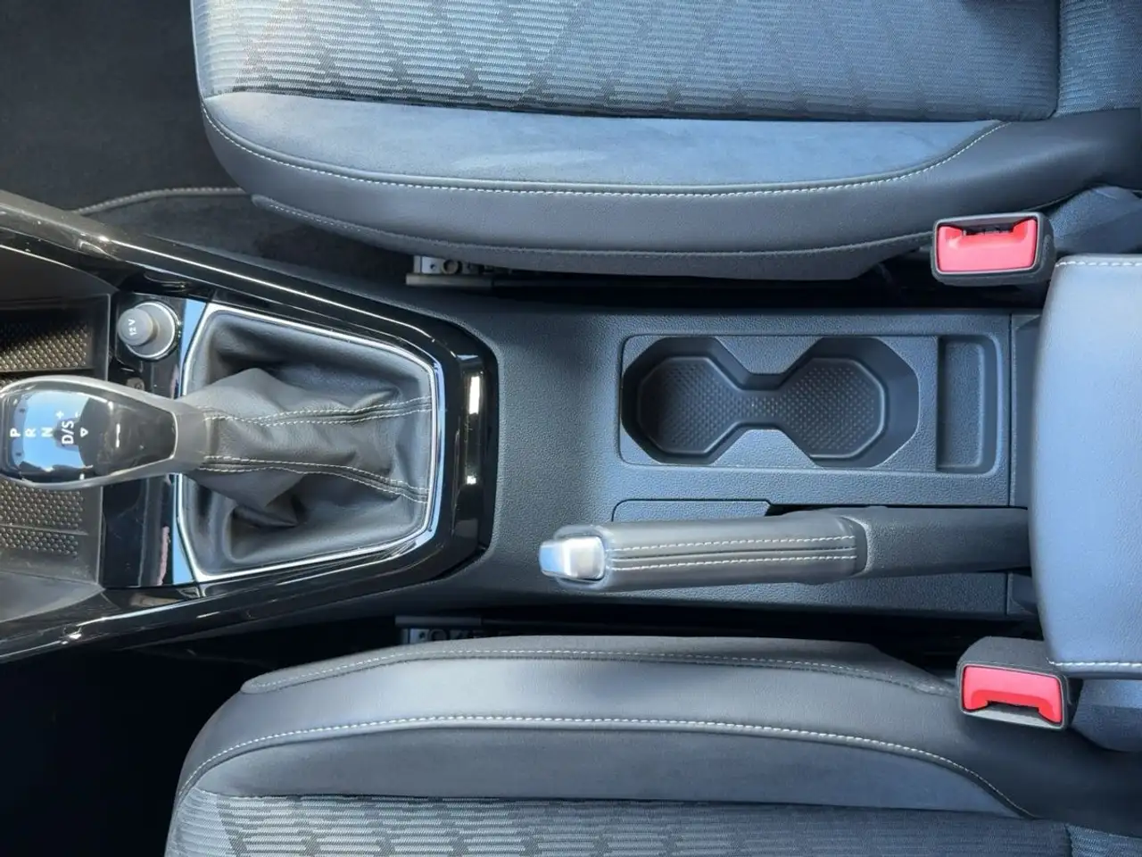 Volkswagen T-Cross 1.0 TSI DSG R-Line Navi LED-Matrix Kamer — Galería del vehículo 18