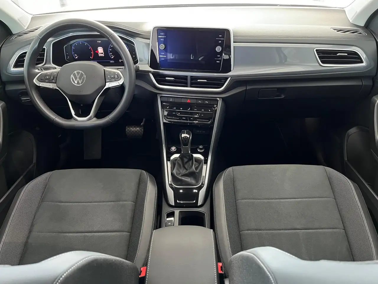 Volkswagen T-Roc STYLE 1.5 TSI DSG LED KAMERA ACC VIRT. COC — Galería del vehículo 23