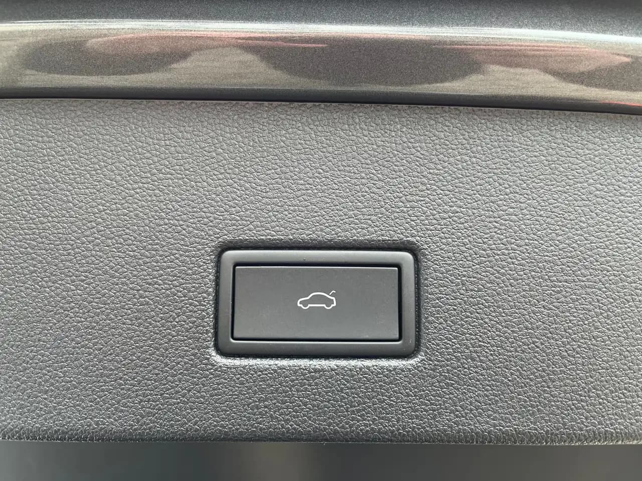 Volkswagen T-Roc STYLE 1.5 TSI DSG LED KAMERA ACC VIRT. COC — Galería del vehículo 11