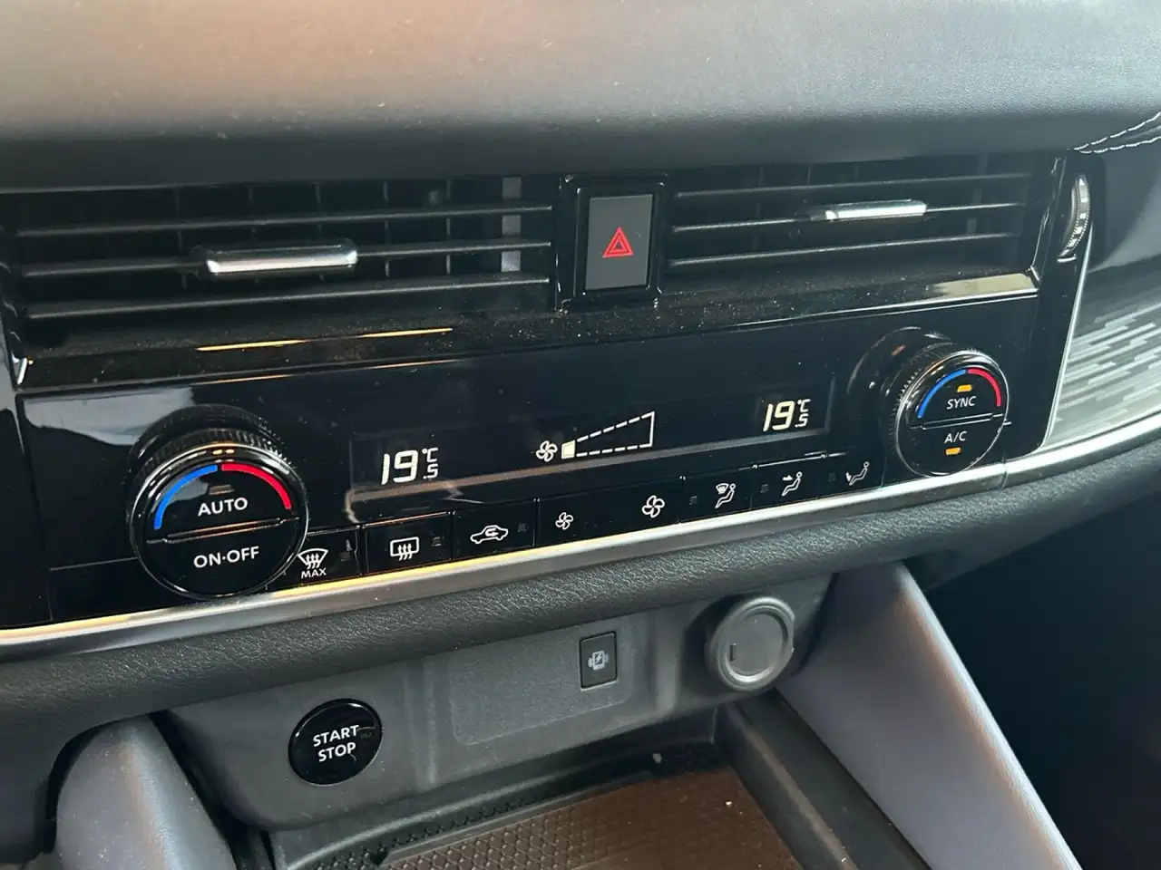 Nissan Qashqai E-POWER Tekna 4x2 140kW — Vehicle gallery 27