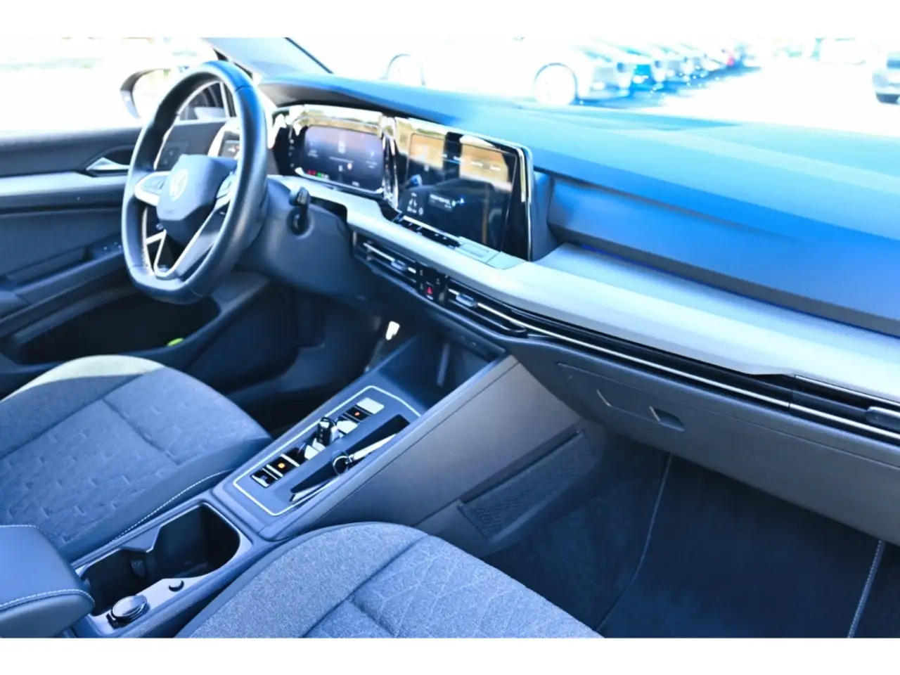 Volkswagen Golf VIII 1.0 eTSI Move Navi LED ACC Apple CarP. — Galería del vehículo 17