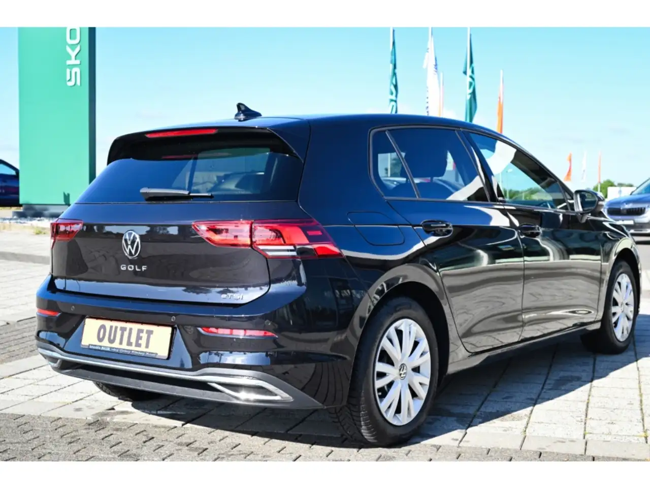 Volkswagen Golf VIII 1.0 eTSI Move Navi LED ACC Apple CarP. — Galería del vehículo 10