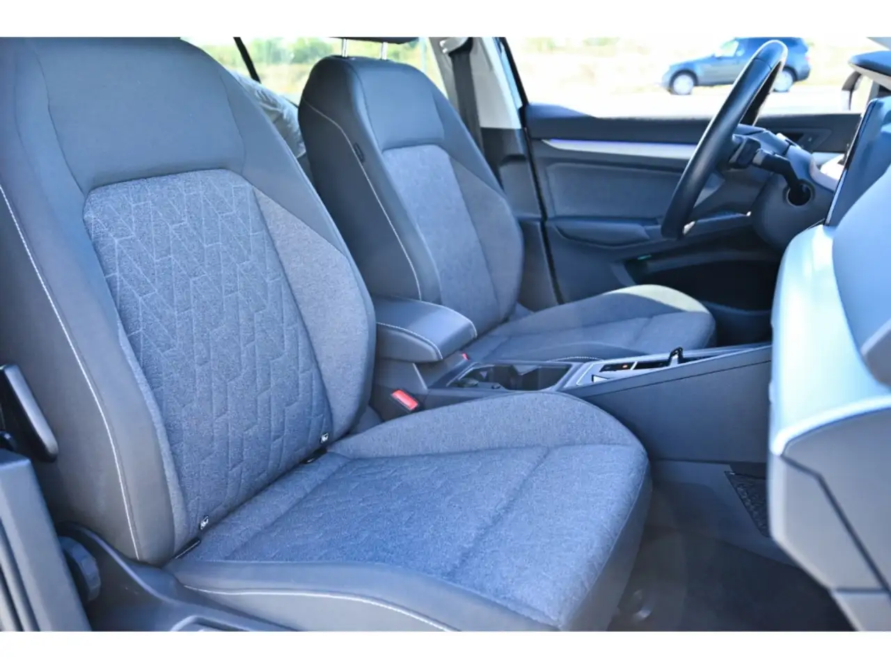 Volkswagen Golf VIII 1.0 eTSI Move Navi LED ACC Apple CarP. — Galería del vehículo 18