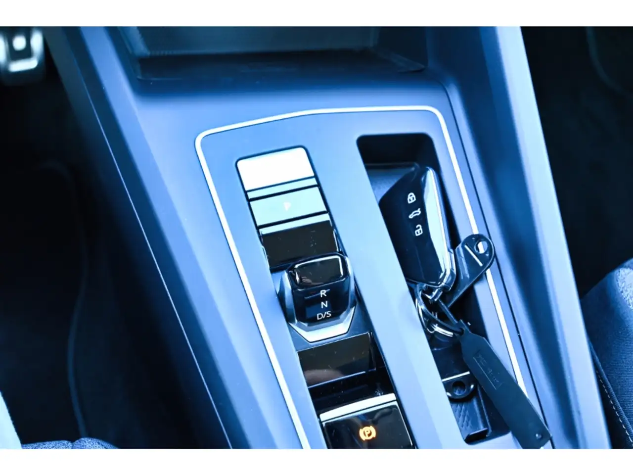 Volkswagen Golf VIII 1.0 eTSI Move Navi LED ACC Apple CarP. — Galería del vehículo 24