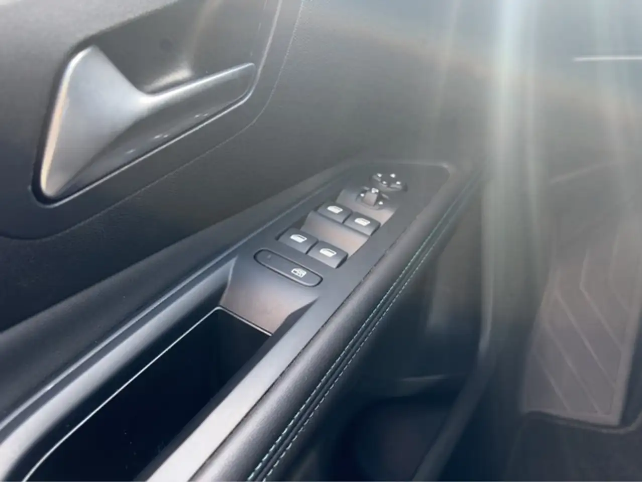 Peugeot 3008 Allure Pack PureTech 130 EAT8 KAMERA PDC SHZ NAVI — معرض صور السيارة 14
