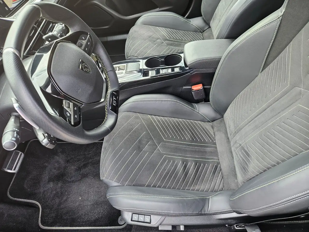 Peugeot 2008 GT,SHZ,NAVI,EPH — Galerie du véhicule 13