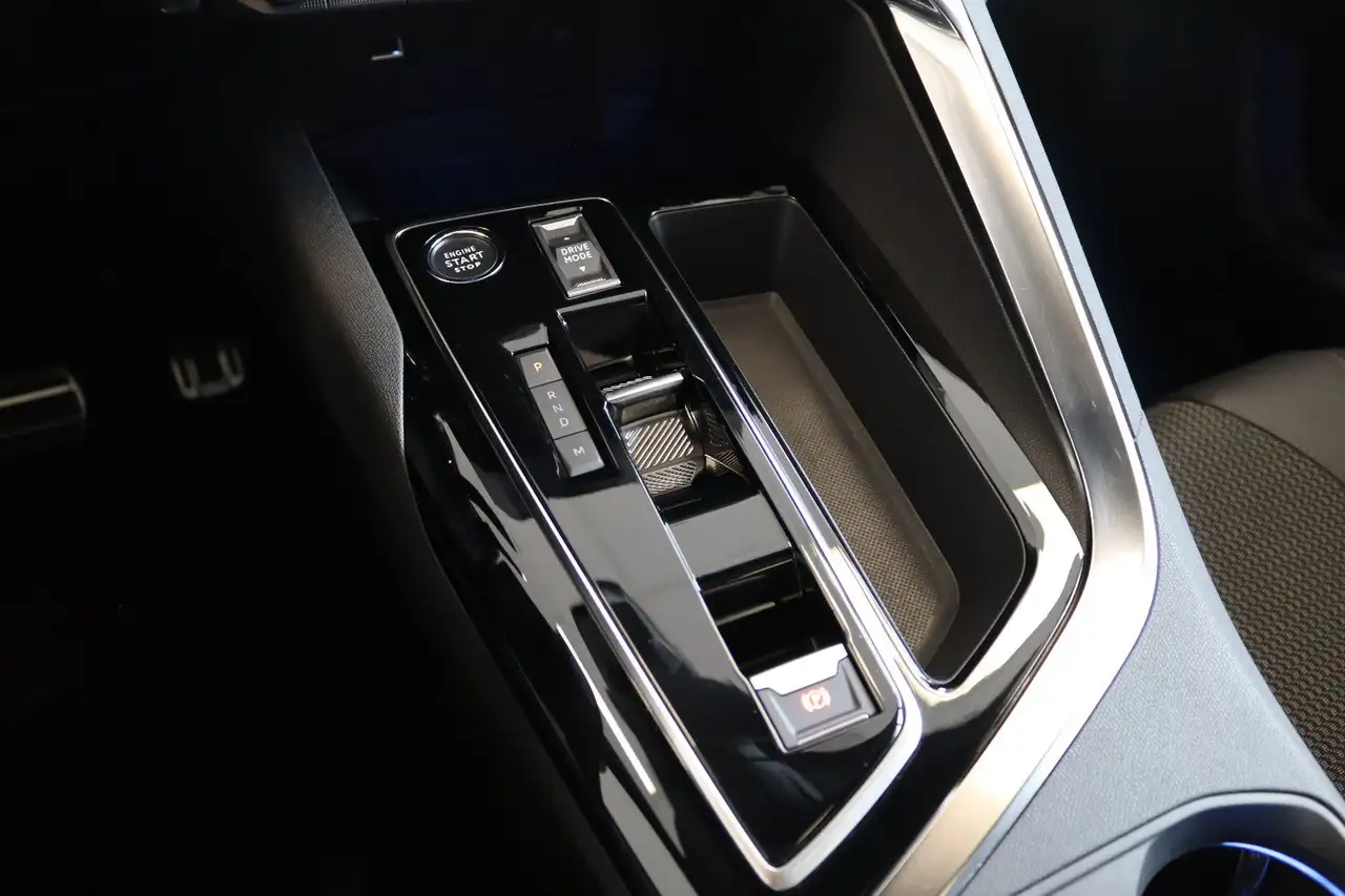 Peugeot 3008 136 e-DSC-6 GT *AHK*Pano*ACC*DAB*PDC*NAVI* — Vehicle gallery 24