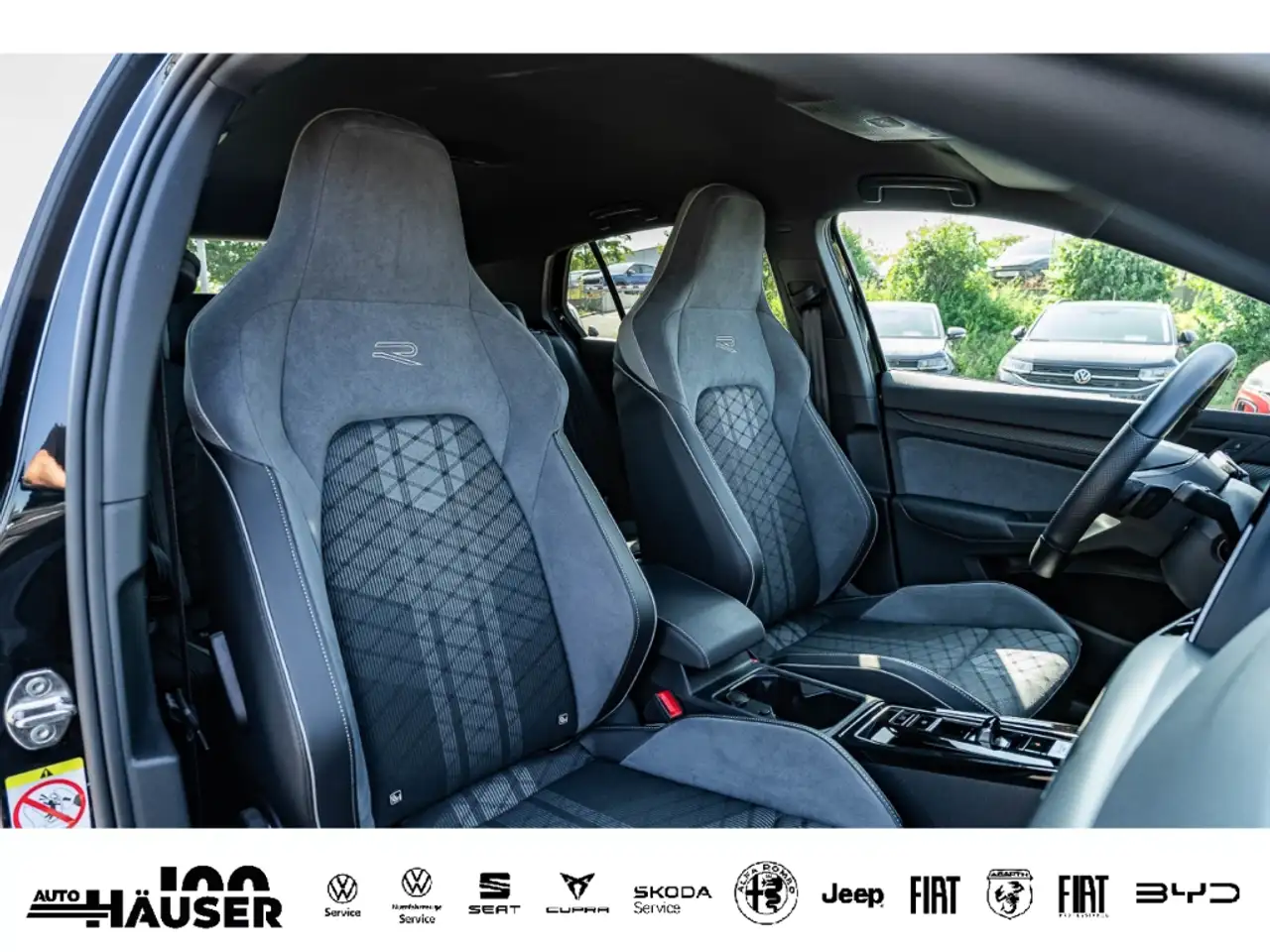 Volkswagen Golf VIII R-Line 1.5 eTSI OPF DSG AHK H&K ACC NAVI REAR — معرض صور السيارة 12