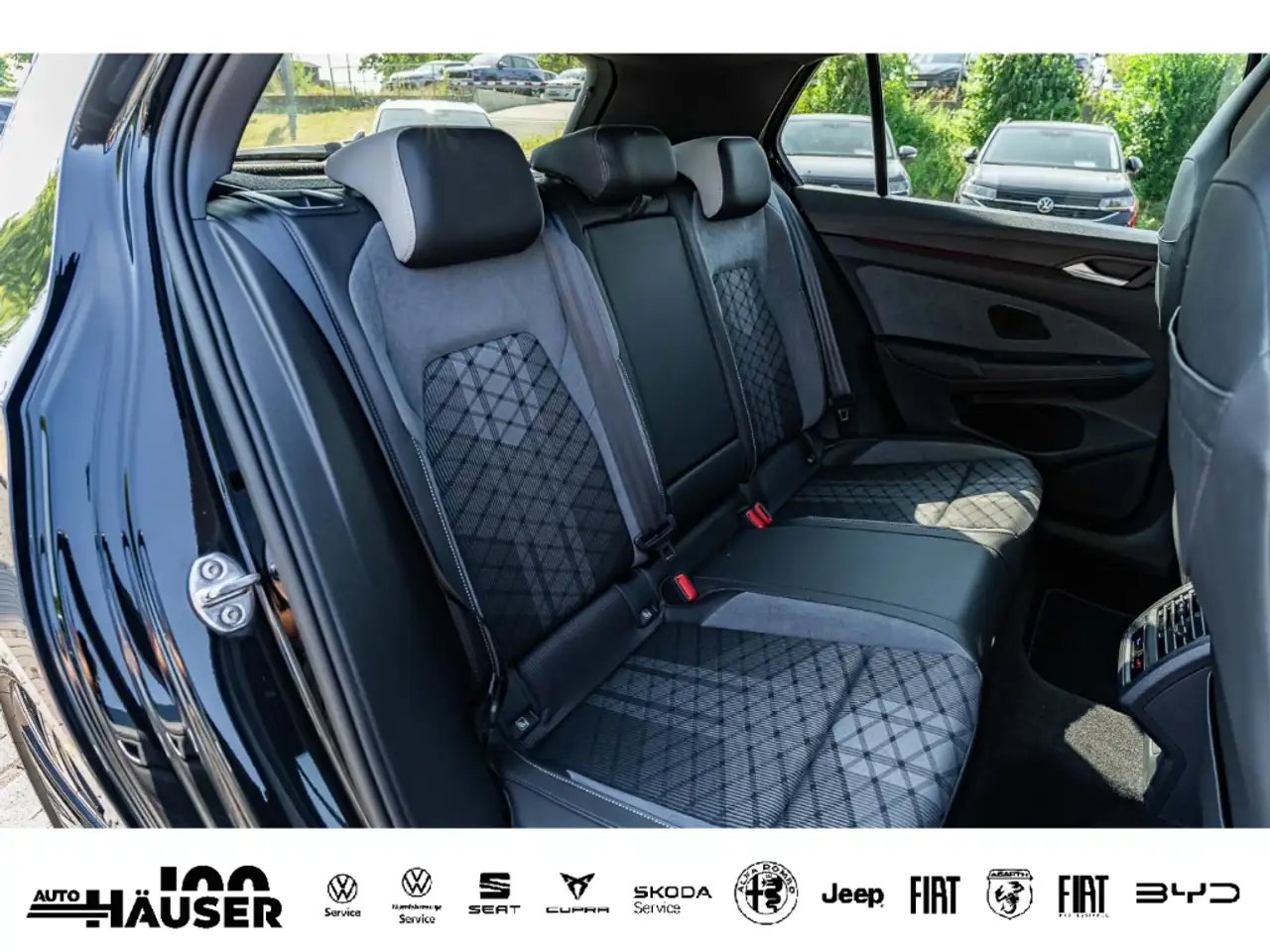 Volkswagen Golf VIII R-Line 1.5 eTSI OPF DSG AHK H&K ACC NAVI REAR — معرض صور السيارة 13