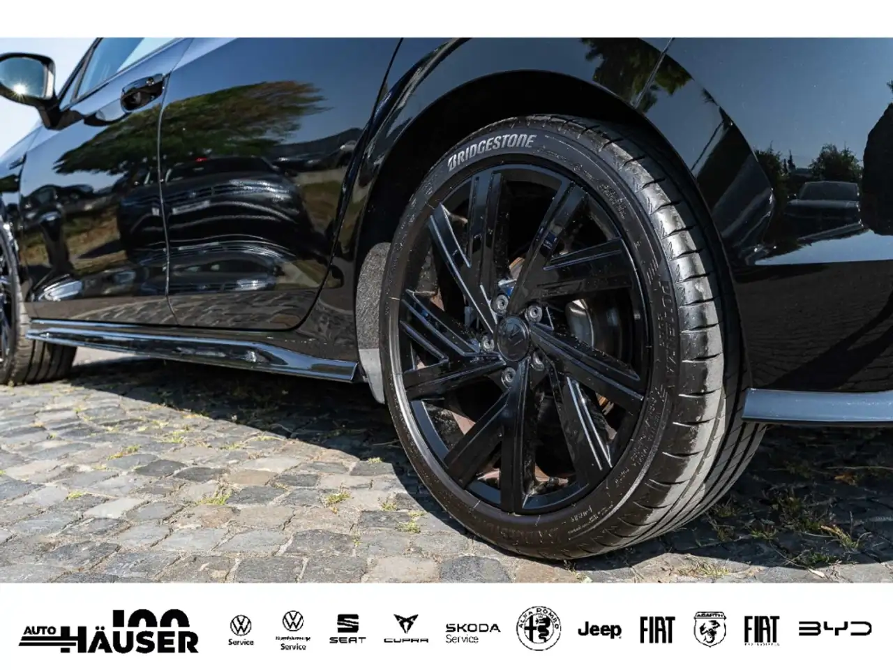 Volkswagen Golf VIII R-Line 1.5 eTSI OPF DSG AHK H&K ACC NAVI REAR — معرض صور السيارة 9