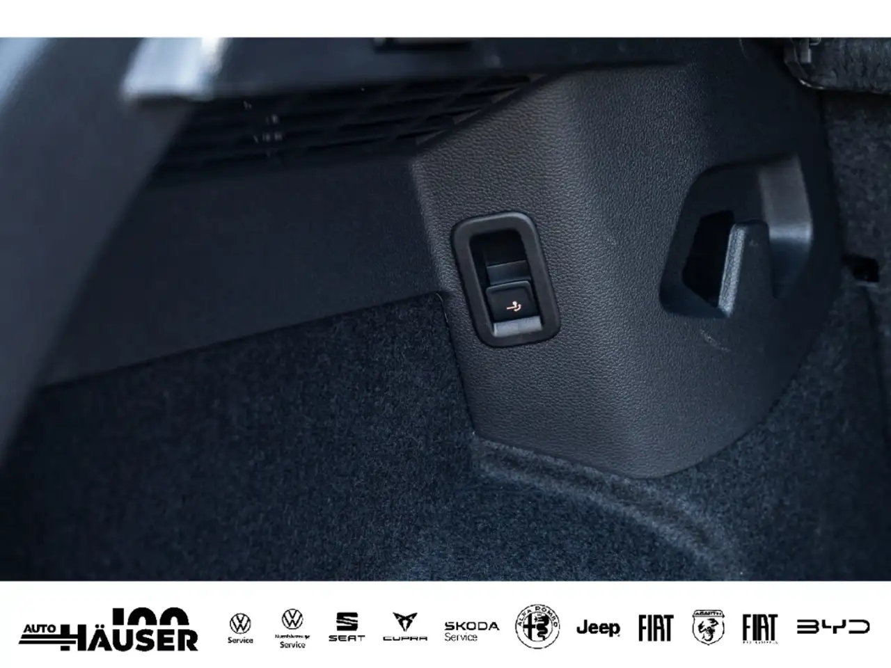 Volkswagen Golf VIII R-Line 1.5 eTSI OPF DSG AHK H&K ACC NAVI REAR — معرض صور السيارة 11