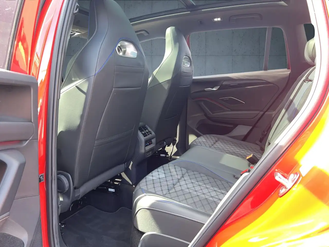 Volkswagen Tiguan R-Line 1.5 eTSI AHK/HDMatrix/Pano/DCC/20" — معرض صور السيارة 12
