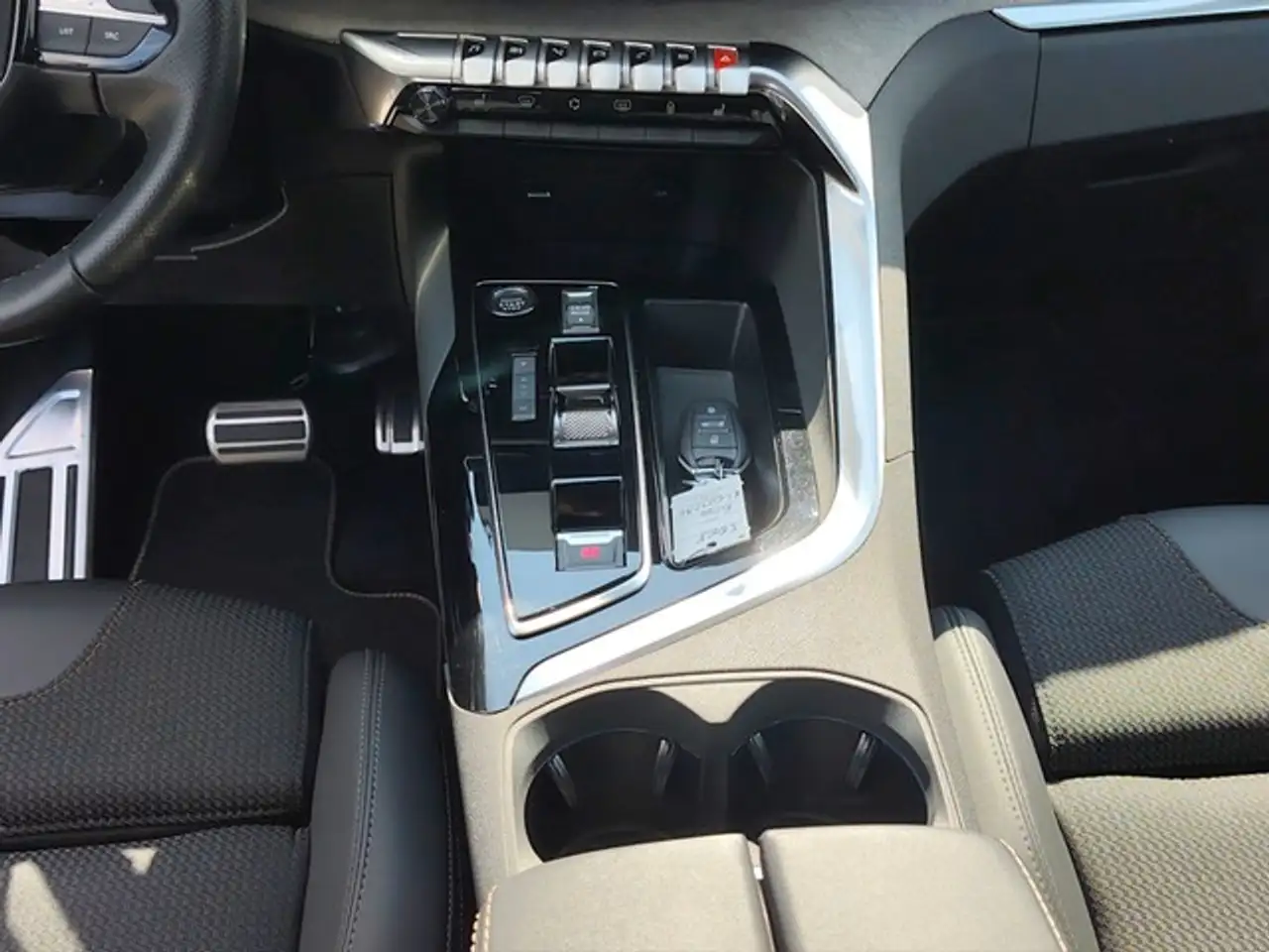 Peugeot 5008 Hybrid 136 GT PANO NAVI PDC SHZ KAMERA KLIMAAT — معرض صور السيارة 11