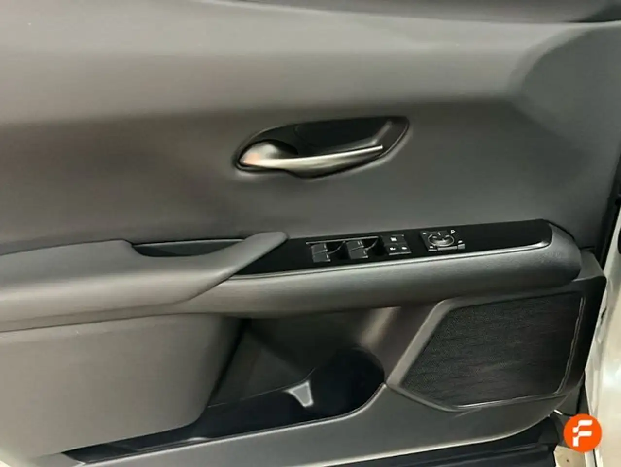 Lexus UX 250h Luxury 2WD — Vehicle gallery 23