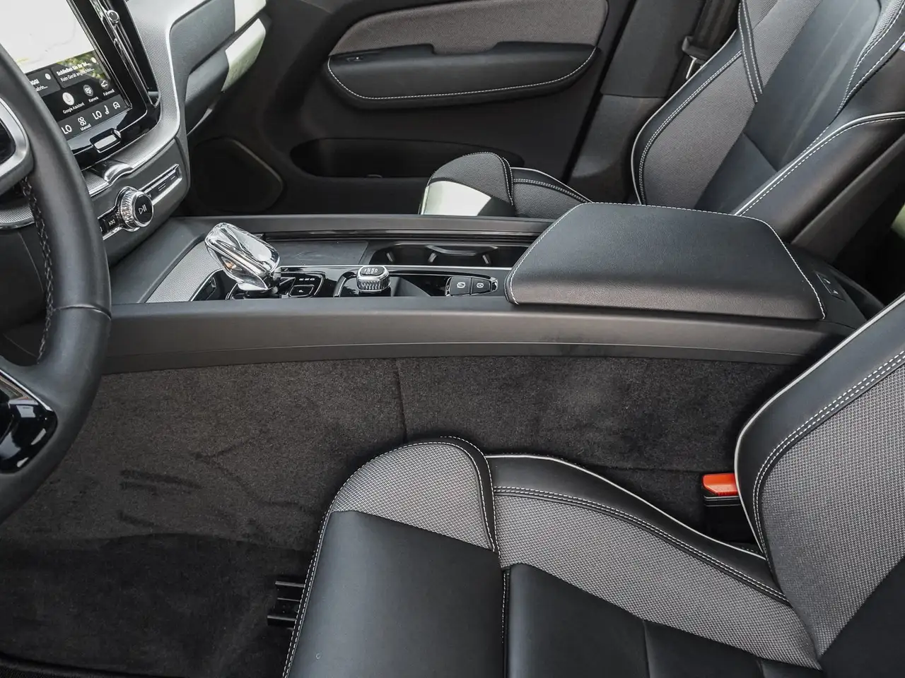 Volvo XC60 T8 AWD Black Edition Ultra Plug-in Hybrid — معرض صور السيارة 15
