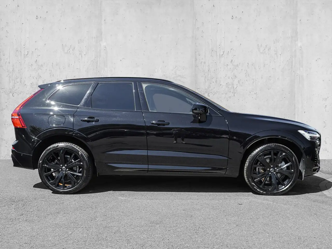 Volvo XC60 T8 AWD Black Edition Ultra Plug-in Hybrid — معرض صور السيارة 5