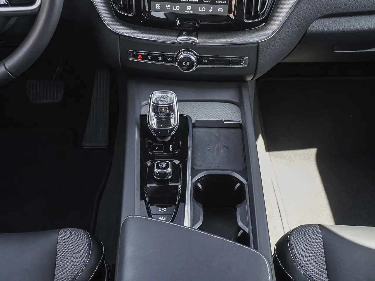 Volvo XC60 T8 AWD Black Edition Ultra Plug-in Hybrid — معرض صور السيارة 14
