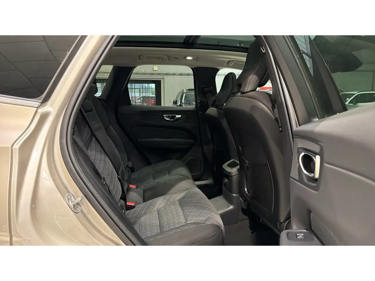 Volvo XC60 T6 Recharge Core — Galerie du véhicule 31